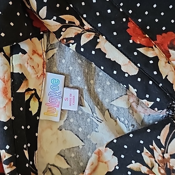 2 STUNNING LULAROE CHARLIE BROWN CHARLIE FLORAL BUTTON UP SHIRTS - Picture 2 of 15